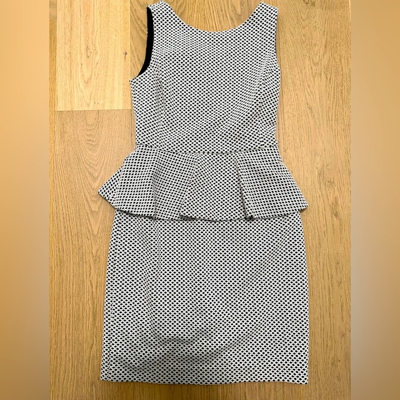 BANANA REPUBLIC | Black & White PePlum Sleeveless Black & White Dress | Size 4P - Picture 3 of 5